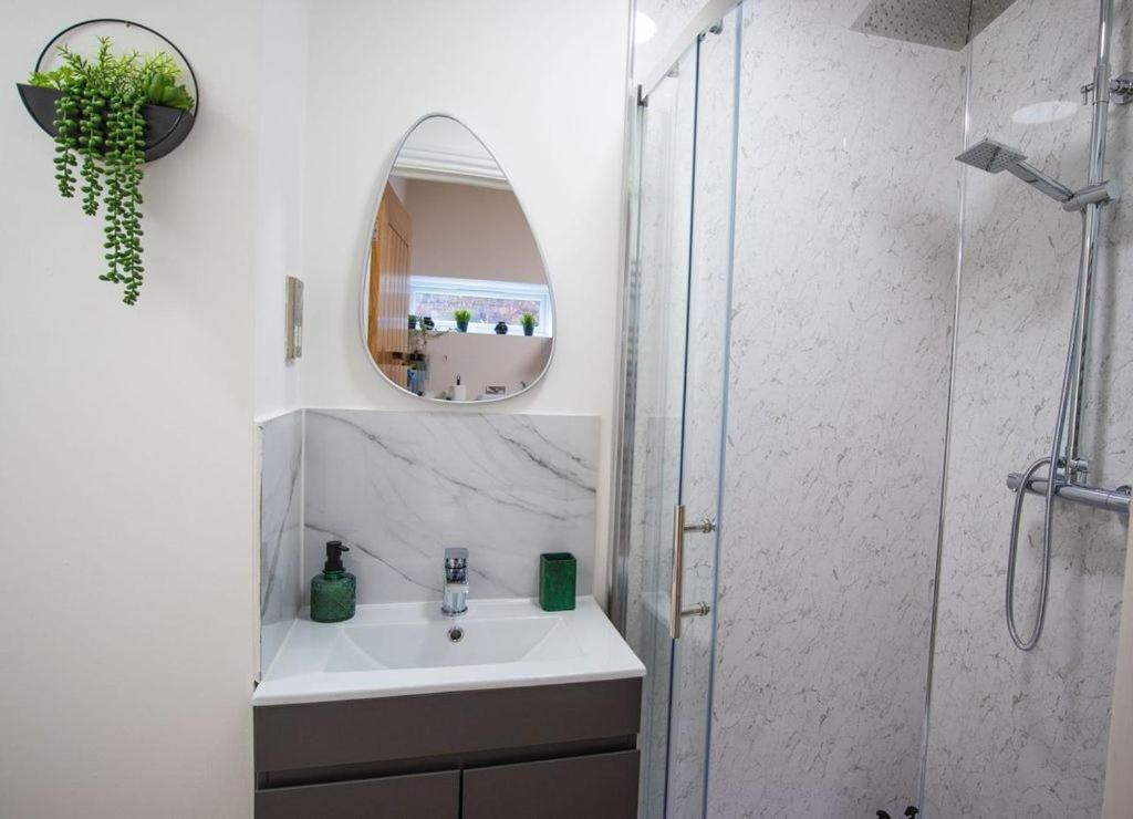 Treetop View Cosy Getaway In Eastbourne, Free Parking, Short And Long Stays, Rom bilde